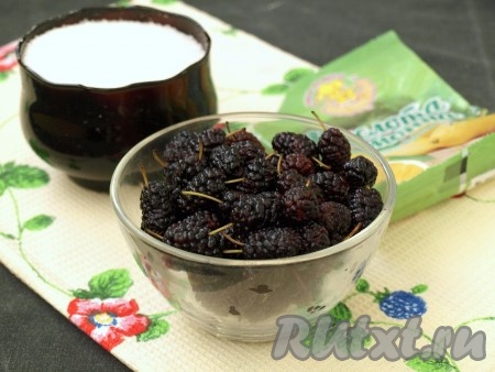 Шелковицу перебрать. Удалить мятые и порченые ягоды (из мятых ягод можно сразу сварить обычный компот или кисель). Для приготовления компота на зиму не испорченные ягоды промыть проточной водой.
