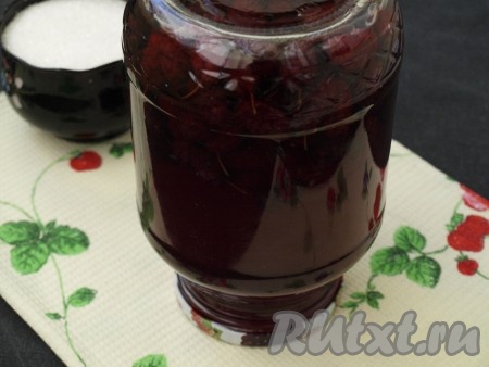 В банку добавить лимонную кислоту, вылить горячий компот из кастрюли в банку, закатать прокипяченной крышкой и перевернуть. Укутать банку тёплым пледом и оставить до полного остывания.
