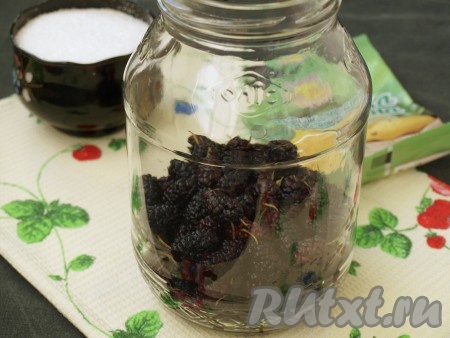 Простерилизовать над паром банку и сложить в неё ягоды.
