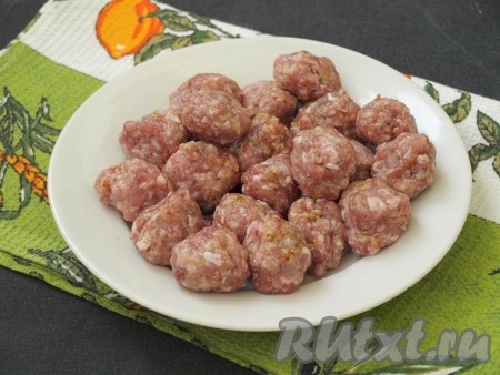 Тщательно перемешать фарш. Из фарша сформировать небольшие кружочки - фрикадельки (я сформировала фрикадельки, просто сжимая кусочки фарша в кулаке).
