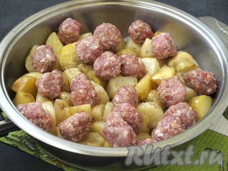 На сковороду поверх слегка обжаренной картошки произвольно разложить фрикадельки.
