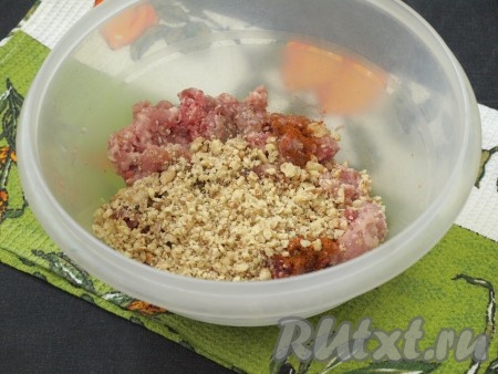 К фаршу добавить соль и перец, а также измельчённые в крошку грецкие орехи. Фарш можно использовать любой, лучше смешанный. У меня фарш из индейки и телятины.
