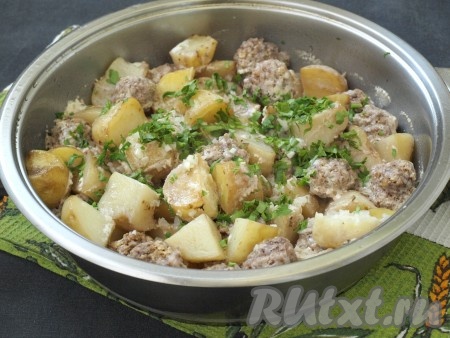 За это время измельчить петрушку и чеснок. Добавить их в готовое блюдо, перемешать и снять с огня.
