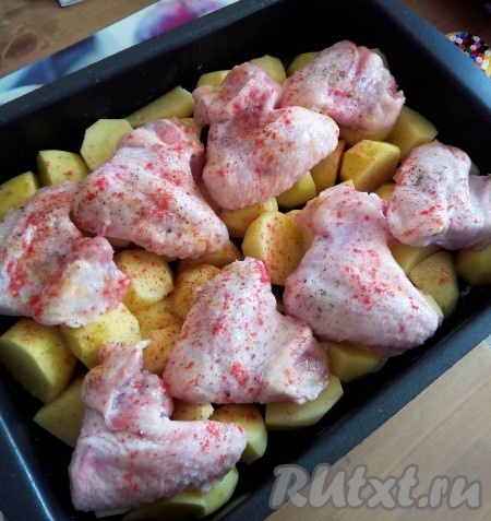 Куриные крылышки вымыть, отрезать кончики, уложить сверху на картофель, посыпать солью, перцем и приправой для картофеля. Отправить в разогретую до 180 градусов духовку в режиме "Гриль", примерно, на 1 час. Периодически картофель и крылышки переворачивать для равномерного прожаривания. Пробовать на соль. При необходимости досолить.