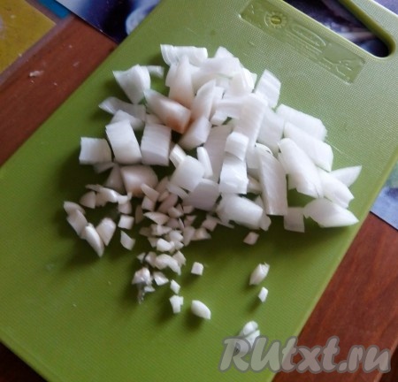 В это время нарезать лук и чеснок.
