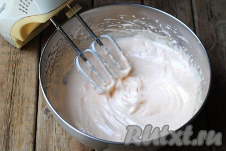 Пока сироп варится, нужно начать взбивать основу для зефира, для этого в остывшее абрикосовое пюре добавить яичный белок и взбить миксером до получения пышной массы (взбивать минут 5-6).&nbsp;
