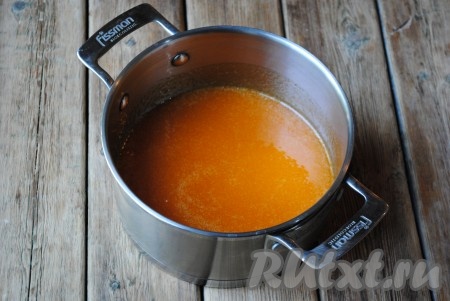 Помешивая, готовить пюре до растворения кристаллов сахара, доводить до кипения необязательно. Снять кастрюлю с огня и оставить абрикосовое пюре остывать до комнатной температуры. Чтобы ускорить процесс, можно кастрюлю поставить в миску с холодной водой.