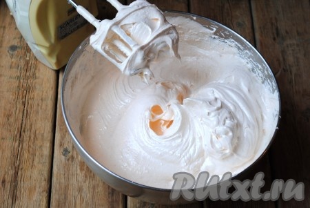 Не прекращая взбивать, постепенно тонкой струйкой влить агарный сироп.&nbsp;Взбить миксером на максимальной скорости до пышной, устойчивой массы, которая не стекает с венчика.
