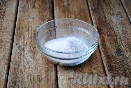 В миске соединить 50 грамм сахара и агар-агар. Когда вода в кастрюле с водой и сахаром закипит,&nbsp;при постоянном помешивании тонкой струйкой засыпать в кипящий сироп смесь агар-агара и сахара.
