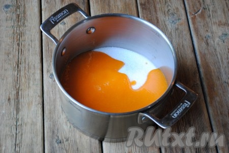 Добавить в абрикосовое пюре 160 грамм сахара и отправить на огонь.&nbsp;
