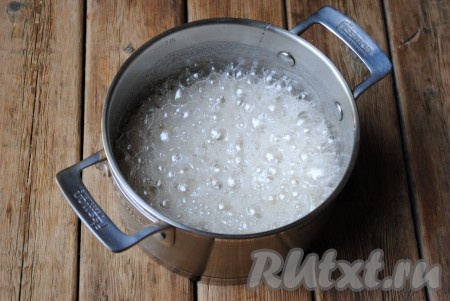 Получившийся сироп варить 5 минут на среднем огне.&nbsp;Готовый сироп станет более густым, а с ложки он будет стекать тоненькой струйкой, а в конце - тянуться тонкой нитью. Сироп снять с огня и дать немного остыть.
