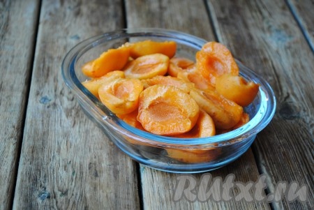 Абрикосы, очистив от косточек, выложить в миску и отправить в микроволновую печь на 3-4 минуты при мощности 800 Ватт или в духовку, разогретую до 180 градусов, на 15 минут.&nbsp;
