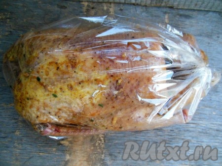 Переложите утку в соевом соусе вместе с колечками лимона и лимонным чабрецом в рукав для запекания, закройте рукав с двух сторон и отправьте на ночь в холодильник. Пока рукав в холодильнике, несколько раз переверните его, чтобы утка пропиталась со всех сторон.