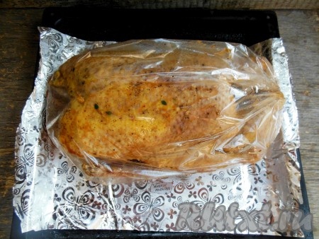 Противень лучше застелить фольгой, чтобы, в случае вытекания утиного жира из рукава, его легче было мыть. Утку в рукаве для запекания выложите на противень.