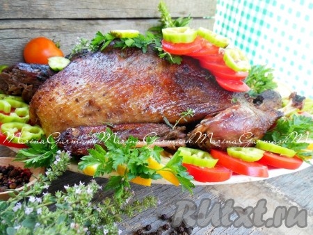 Вкусную, сочную утку, запеченную в соевом соусе в духовке, подавайте со свежими овощами и зеленью.