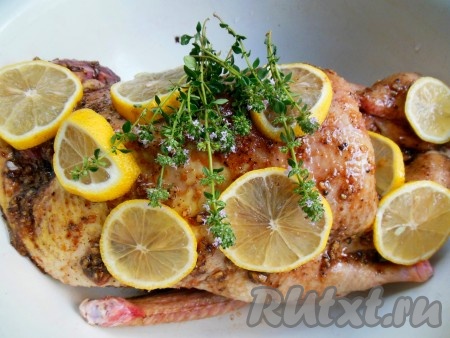 Утку хорошо натрите подготовленным маринадом вместе с колечками лимона, выжимая из них сок, добавьте веточки лимонного чабреца.