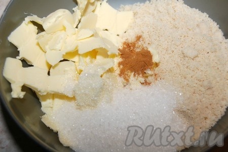 Сначала приготовим миндальный крем. Кладём в миску размягченное сливочное масло, миндальную крошку, сахар и корицу. Миндальную крошку используем или готовую, или просто размолотые в блендере миндальные орехи.
