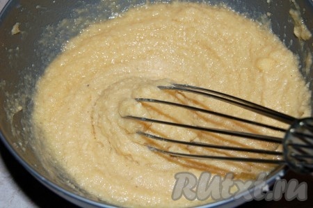 Размешиваем, как следует, содержимое миски, затем добавляем яйцо и взбиваем венчиком. Начинка готова.
