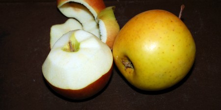 Приготовим яблоки. Для этого надо их почистить и нарезать мелкими кубиками.