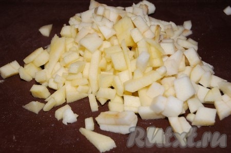 Приготовим яблоки. Для этого надо их почистить и нарезать мелкими кубиками.