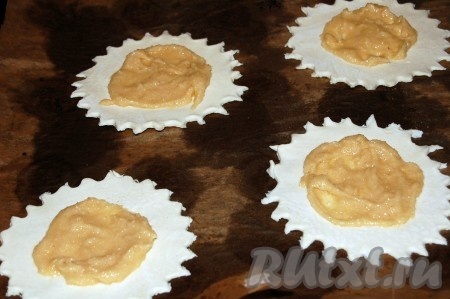 В центр каждого пирожного разместим миндальную начинку, отступая от края на 1 см.
