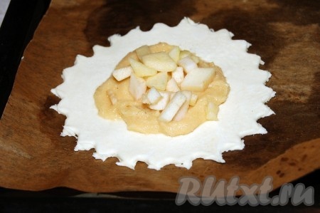 Поверх миндального крема разместим яблоки, присыпем сверху миндальными крошками и отправим в заранее нагретую до 180 градусов духовку минут на 15-20.