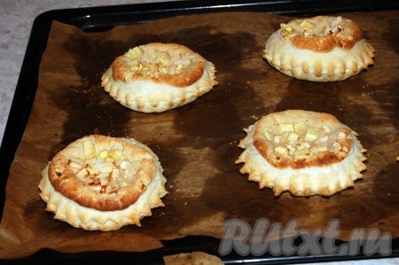 После выпечки всю поверхность горячих пирожных из слоеного теста с миндальным кремом и яблоками сразу смазываем любым прозрачным джемом или сиропом из варенья.