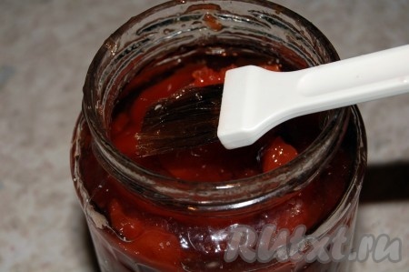 Джем или сироп из варенья для смазывания поверхности горячих пирожных из слоеного теста с миндальным кремом и яблоками