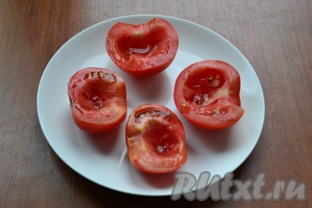 Помидоры разрезать на 2 части. Ложечкой вынуть немного мякоти.
