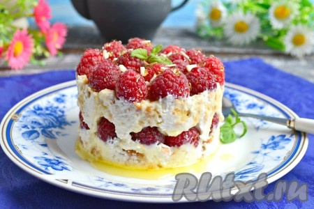 Десерт из творога, печенья и малины без выпечки