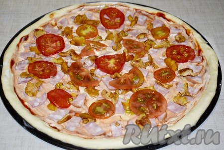 Выложить помидоры, нарезанные кружочками.
