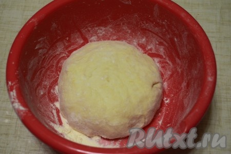 При замесе теста подсыпайте муку, пока тесто не перестанет липнуть к рукам. Тесто для пиццы готово, оставлять для расстойки его не нужно.
