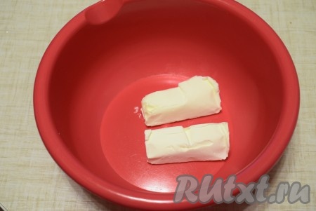 Для приготовления теста сливочное масло растопить (я растапливаю в микроволновой печи) и слегка остудить.