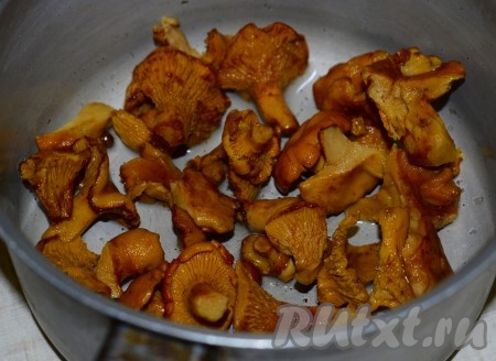 Если готовите пиццу со свежими лисичками, то грибы нужно вымыть, отварить в подсоленной воде в течение минут 20 с момента закипания, затем воду слить и слегка обсушить грибочки на бумажных полотенцах. Если используете замороженные лисички, то надо достать их из морозилки и положить в холодную воду, грибы в течение 3 минут разморозятся, затем слегка отжать и можно выкладывать их на пиццу.