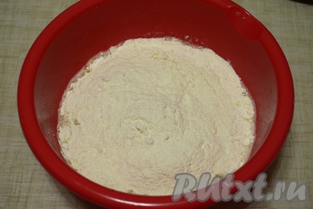 В получившуюся массу постепенно добавляя муку, замесить мягкое, легкое, не тугое тесто.
