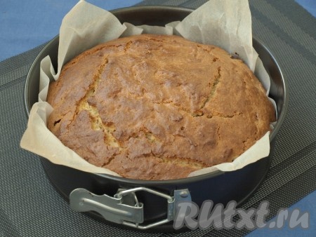 Духовку разогреть до 190 градусов и выпекать пирог с ежевикой 45-50 минут. Готовность проверить при помощи шпажки (после прокалывания готовой выпечки на шпажке не должно остаться теста).
