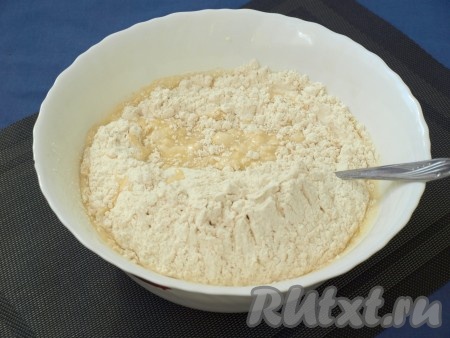 Добавить в тесто просеянную с разрыхлителем муку.
