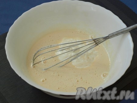 Влить сметану любой жирности (у меня магазинная сметана жирностью 21%), размешать ещё раз.
