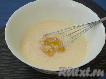 Влить растительное, обязательно рафинированное масло, без посторонних запахов.
