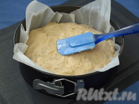 Оставшимся тестом сначала прикрыть ягоды, а затем тесто разровнять. Красивее будет, если ягоды останутся внутри пирога.
