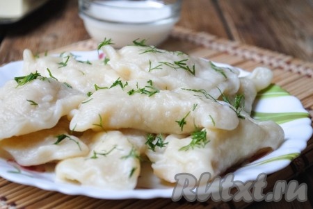 Вкусные и сытные вареники с мясом и картошкой готовы. Разложить их по тарелкам, добавить сливочное масло и укроп по вкусу.
