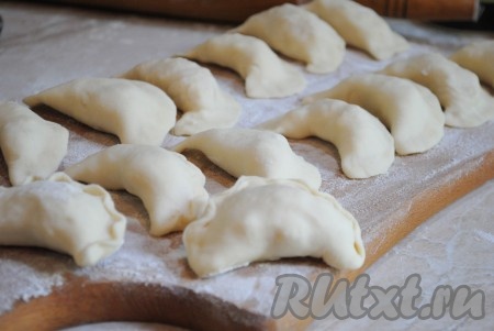 Таким образом слепить все вареники с мясом и картошкой. По желанию, можно залепить края вареника в виде косички. 
