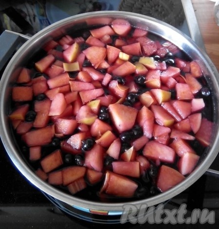 Довести до кипения, проварить на среднем огне не более 3-5 минут, выключить огонь и оставить настаиваться до полного остывания.
