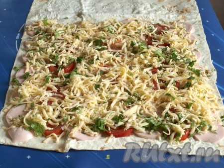 Сверху посыпать помидоры и колбасу сыром, смешанным с зеленью.