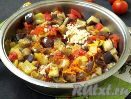 За это время измельчить чеснок. В готовое блюдо добавить соль, перец, чеснок, хорошо перемешать, выключить огонь и накрыть блюдо крышкой. Настаивать 10 минут.
