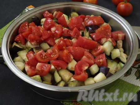Затем добавить в сковороду баклажаны и помидоры, убавить огонь, накрыть сковороду крышкой и готовить рагу 15 минут.
