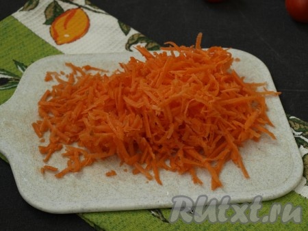Пока баклажаны будут просаливаться, подготовить все остальные овощи. Морковку очистить и натереть на тёрке.
