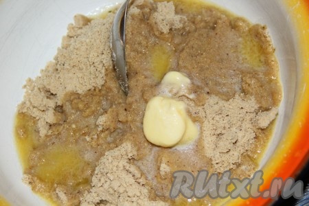 Печенье, измельченное с орехами, переложить в миску, добавить сливочное масло. 