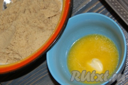 Сливочное масло растопить или размягчить при комнатной температуре.