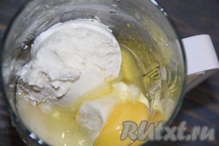 Затем добавить творожный сыр, сливки и яйца.
